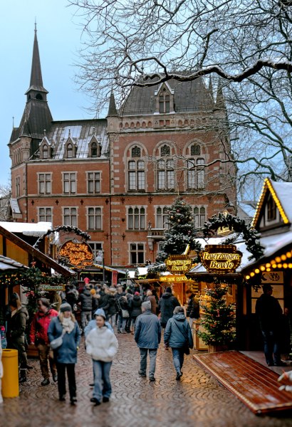 Foto van de kraampjes op de kerstmarkt in Oldenburg voor het stadhuis