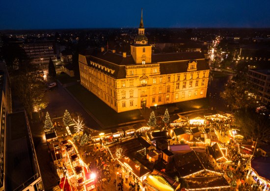 Kerstmarkt voor het slot in Oldenburg