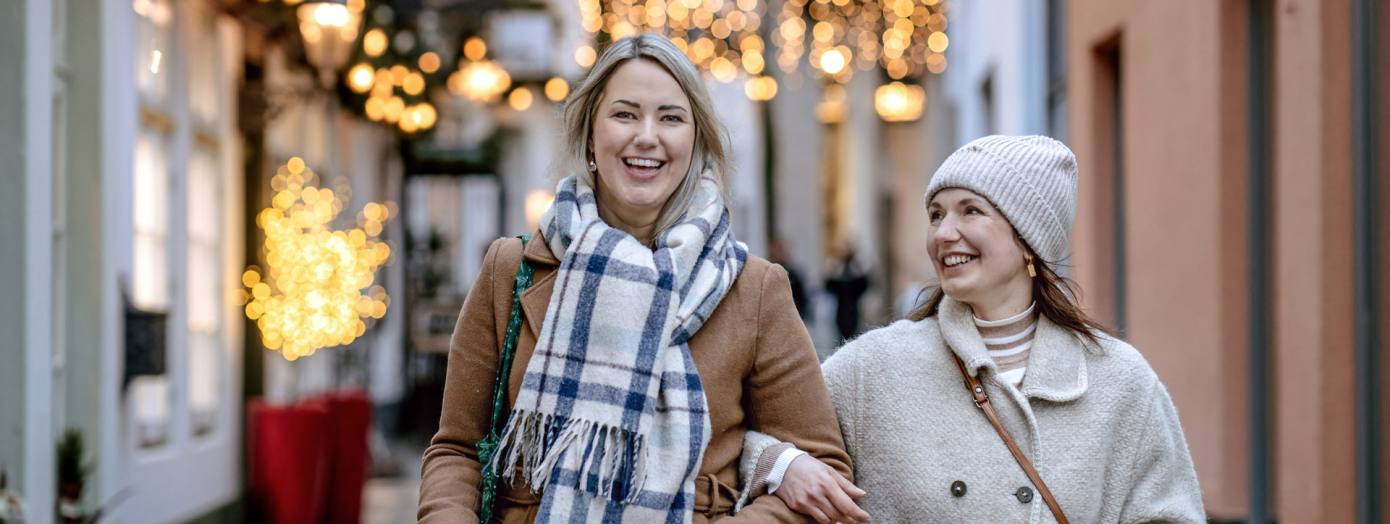 Foto van twee vrouwen die kerstinkopen doen in Oldenburg