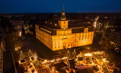 Kerstmarkt voor het slot in Oldenburg