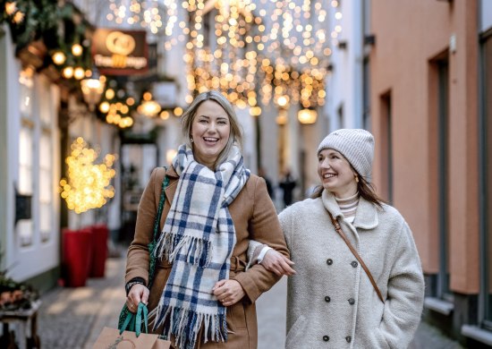 Foto van twee vrouwen die kerstinkopen doen in Oldenburg